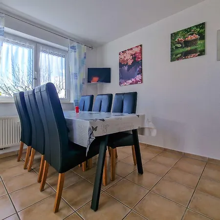 Alexandra Apartment *